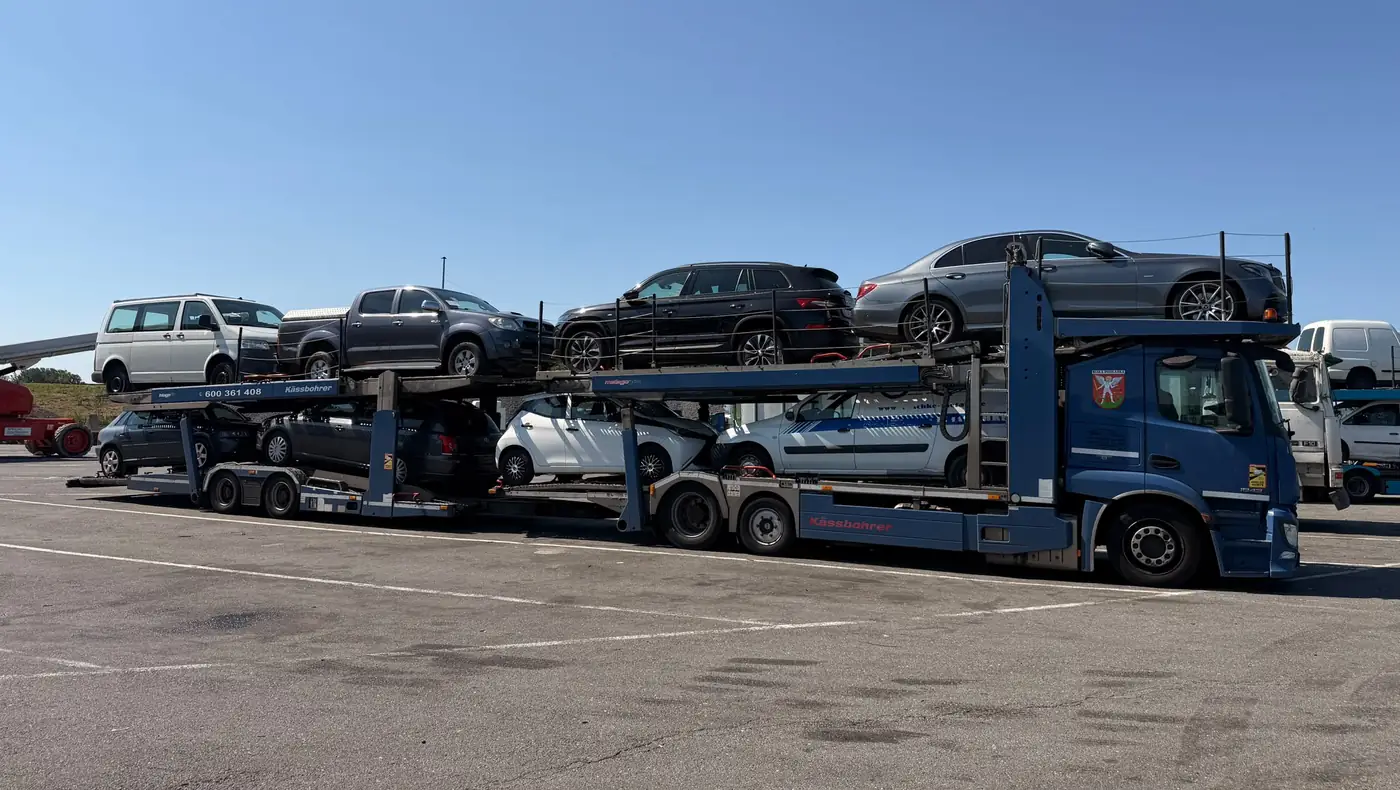 Załadowany transporter ZGODWIAR na placu, pod bezchmurnym niebem.